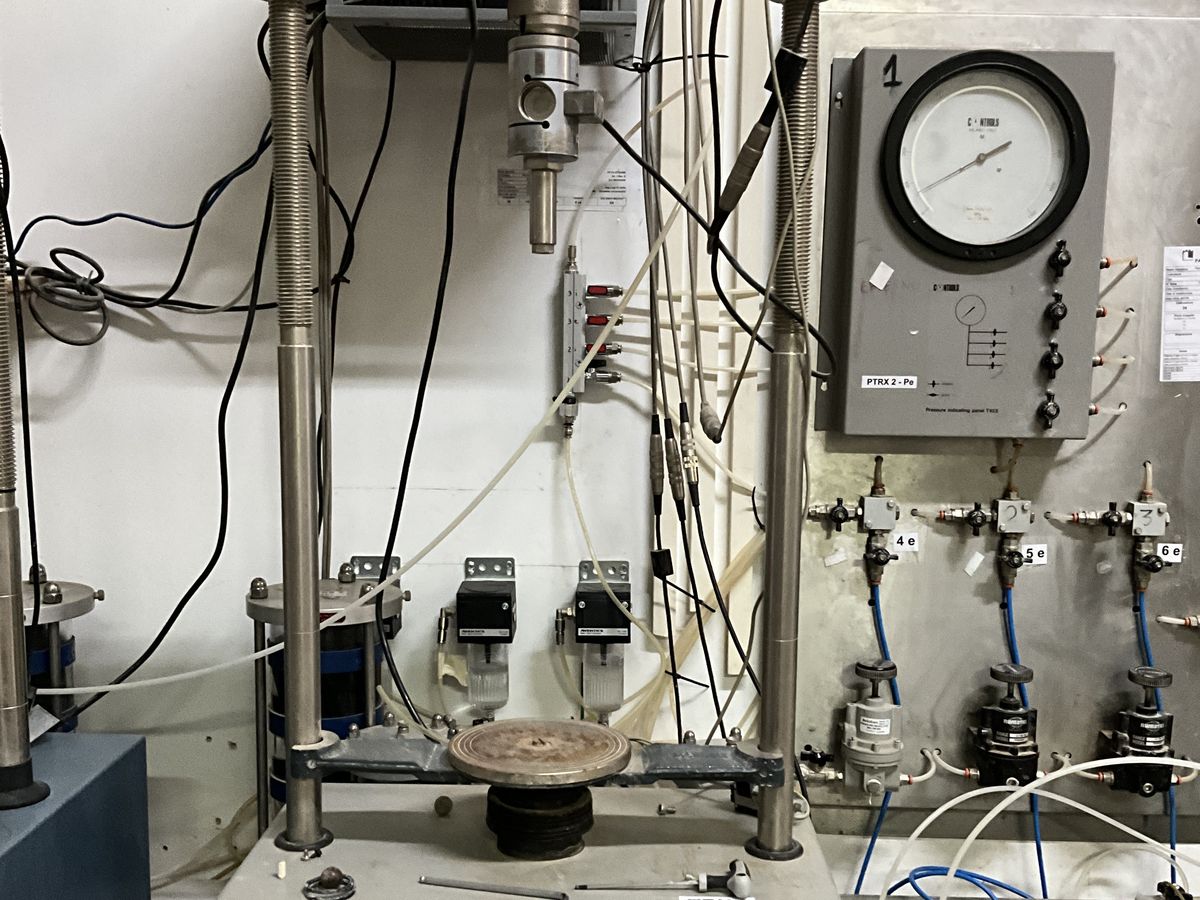 Pressa triassiale del laboratorio GeoSveva