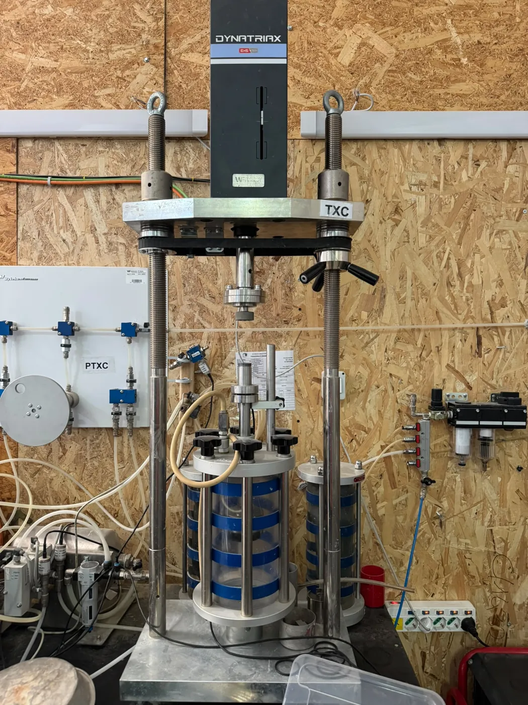 Apparecchiatura per la triassiale ciclica e dinamica del laboratorio GeoSveva
